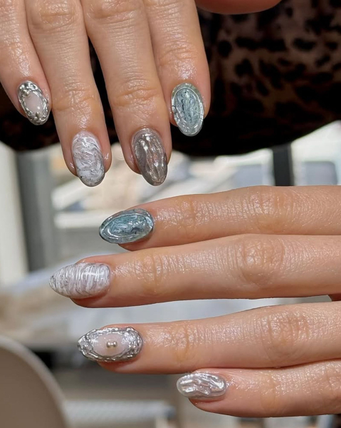 textured chrome manicure courtesy of ookonailstudio